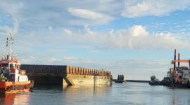 Tujuh kapal berhasil melewati alur pelayaran pada dini hari 8 Juli 2025. Hari ini, 09 Juli 2025 sampai dengan pukul 07.00 WIB sebanyak enam kapal dan tongkang dapat kembali melewati alur pelayaran.