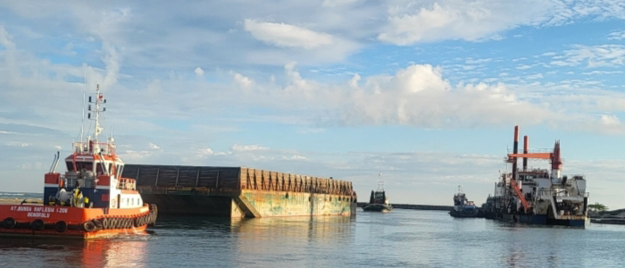 Tujuh kapal berhasil melewati alur pelayaran pada dini hari 8 Juli 2025. Hari ini, 09 Juli 2025 sampai dengan pukul 07.00 WIB sebanyak enam kapal dan tongkang dapat kembali melewati alur pelayaran.