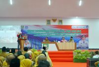 Gubernur Helmi saat memberikan pengarahan dalam Rapat Koordinasi bersama para kepala SMA, SMK, dan SLB se-Provinsi Bengkulu.