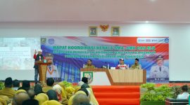 Gubernur Helmi saat memberikan pengarahan dalam Rapat Koordinasi bersama para kepala SMA, SMK, dan SLB se-Provinsi Bengkulu.
