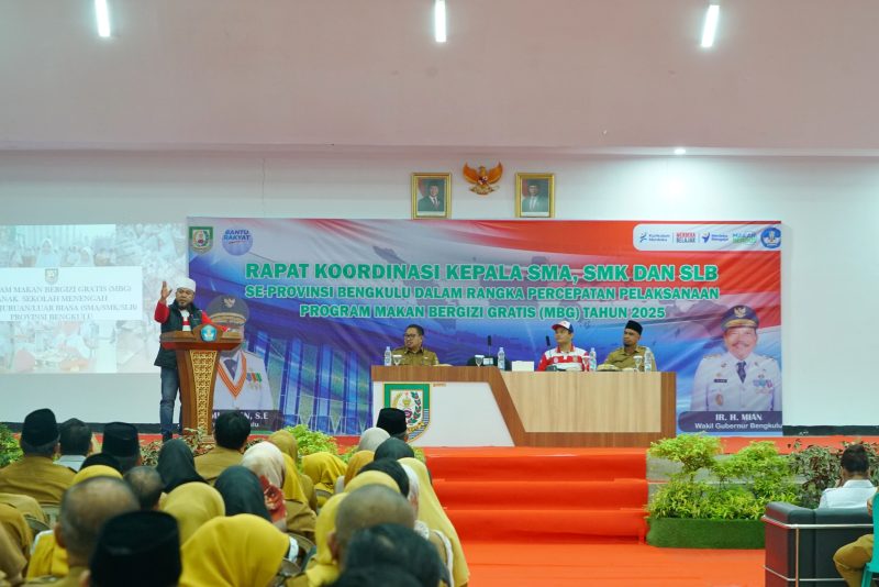 Gubernur Helmi saat memberikan pengarahan dalam Rapat Koordinasi bersama para kepala SMA, SMK, dan SLB se-Provinsi Bengkulu.