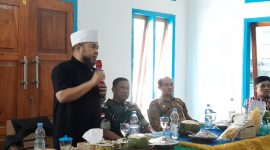 Foto : Gubernur Helmi saat mengunjungi Desa Banjar Sari, Enggano bertemu warga.