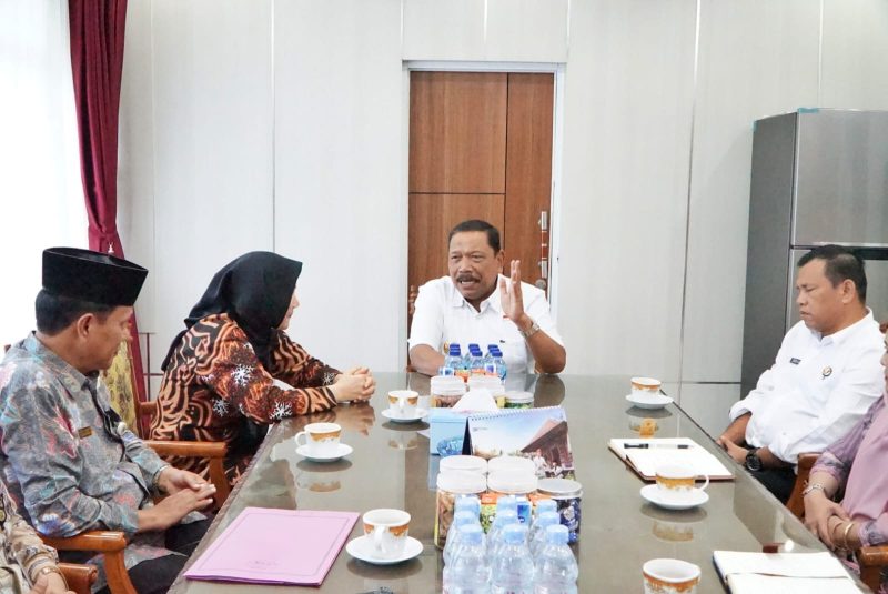 Foto : Wakil Gubernur Bengkulu, Mian saat memimpin rapat soal stunting.