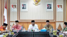 Foto : Wakil Gubernur Bengkulu, Mian, memimpin langsung Rapat Pimpinan (Rapim) Tim Evaluasi dan Pengawasan Realisasi Anggaran (TEPRA) Pemerintah Provinsi Bengkulu Triwulan II yang berlangsung di Ruang Rapat Merah Putih, Kantor Gubernur Bengkulu.