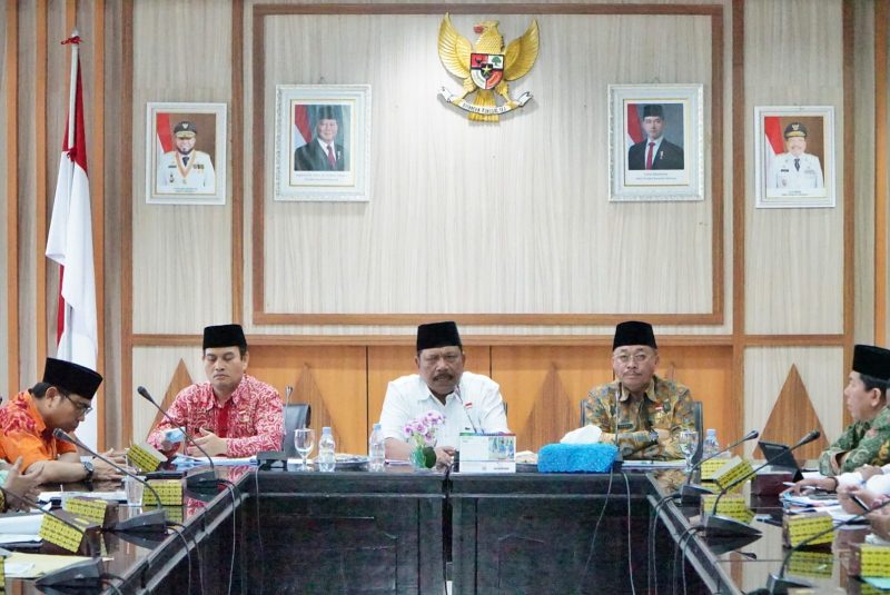 Foto : Wakil Gubernur Bengkulu, Mian, memimpin langsung Rapat Pimpinan (Rapim) Tim Evaluasi dan Pengawasan Realisasi Anggaran (TEPRA) Pemerintah Provinsi Bengkulu Triwulan II yang berlangsung di Ruang Rapat Merah Putih, Kantor Gubernur Bengkulu.