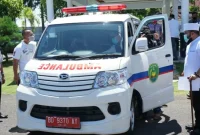 Foto : Gubernur Helmi ketika mengecek ambulance. (dok : MC)