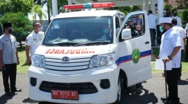 Foto : Gubernur Helmi ketika mengecek ambulance. (dok : MC)