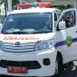 Foto : Gubernur Helmi ketika mengecek ambulance. (dok : MC)