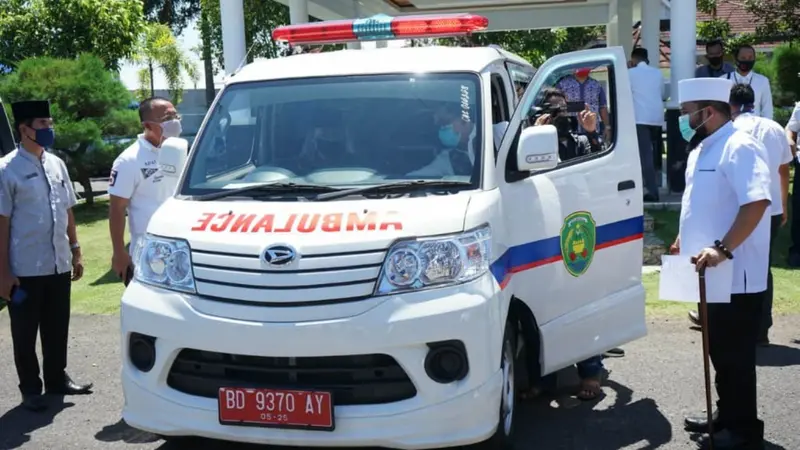 Foto : Gubernur Helmi ketika mengecek ambulance. (dok : MC)