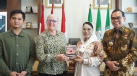 Foto : Tim dari Belanda yang dipimpin Prof. Maya Slingerland bersama Yanda diterima Bupati Seluma, Teddy Rahman, dan Senator DPD RI asal Bengkulu, Destita Khairilisani. 
