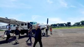 Foto : Gubernur Bengkulu Helmi Hasan usai turun dari pesawat rute Enggano-Bengkulu