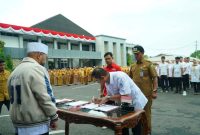 Foto : Gubernur Bengkulu Helmi Hasan secara resmi mengukuhkan Tim Unit Reaksi Cepat (URC) Program Jaminan Kesehatan Nasional – Kartu Indonesia Sehat (JKN-KIS) Provinsi Bengkulu