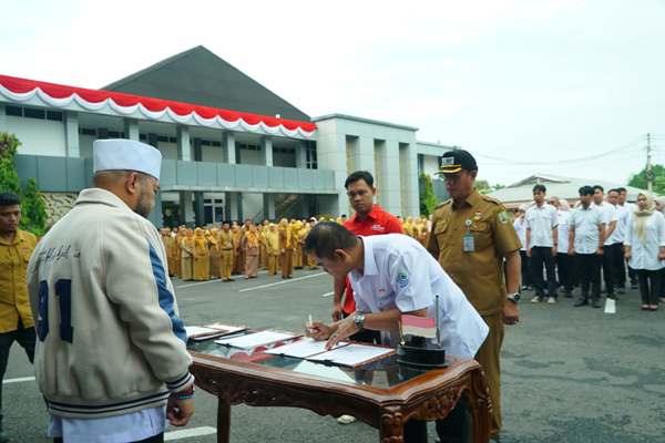Foto : Gubernur Bengkulu Helmi Hasan secara resmi mengukuhkan Tim Unit Reaksi Cepat (URC) Program Jaminan Kesehatan Nasional – Kartu Indonesia Sehat (JKN-KIS) Provinsi Bengkulu