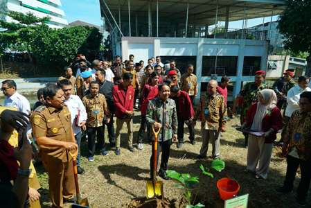 Foto : Wakil Gubernur Bengkulu, Mian, bersama Menteri Kehutanan dan Lingkungan Hidup Republik Indonesia, Raja Juli Antoni, melakukan aksi penanaman pohon di area Kampus IV Universitas Muhammadiyah Bengkulu (UMB)