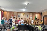 Foto : Penjabat (Pj) Sekretaris Daerah Provinsi Bengkulu, Herwan Antoni, bersama perwakilan masyarakat dan pemerintahan enam desa penyangga eks PT Air Sebakul atau eks PT Bumi Rafflesia Indah