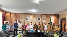 Foto : Penjabat (Pj) Sekretaris Daerah Provinsi Bengkulu, Herwan Antoni, bersama perwakilan masyarakat dan pemerintahan enam desa penyangga eks PT Air Sebakul atau eks PT Bumi Rafflesia Indah