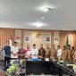 Foto : Penjabat (Pj) Sekretaris Daerah Provinsi Bengkulu, Herwan Antoni, bersama perwakilan masyarakat dan pemerintahan enam desa penyangga eks PT Air Sebakul atau eks PT Bumi Rafflesia Indah