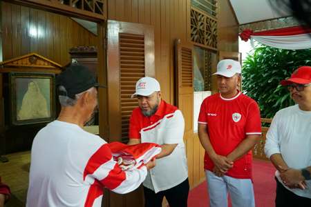 Foto : Gubernur Bengkulu Helmi Hasan pimpin kirab dari halaman Rumah Fatmawati Soekarno menuju Benteng Marlborough