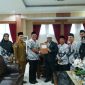 Foto : Gubernur Bengkulu, Helmi Hasan, menerima audiensi Ketua Persatuan Guru Republik Indonesia (PGRI) Provinsi Bengkulu, Hariyadi, beserta jajaran pengurus di ruang kerja Gubernur