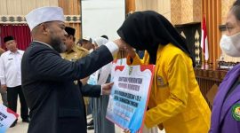 Foto : Gubernur Bengkulu, Helmi Hasan, menyerahkan bantuan Pemerintah Provinsi Bengkulu untuk biaya pendidikan siswa SMA, SMK, dan mahasiswa asal Pulau Enggano 