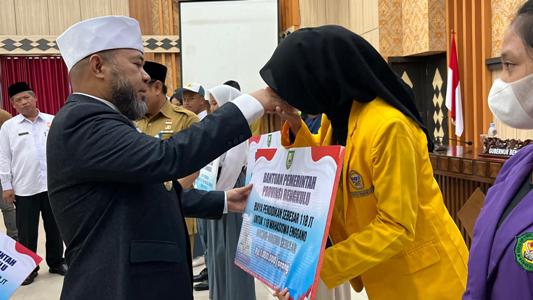 Foto : Gubernur Bengkulu, Helmi Hasan, menyerahkan bantuan Pemerintah Provinsi Bengkulu untuk biaya pendidikan siswa SMA, SMK, dan mahasiswa asal Pulau Enggano 
