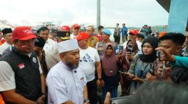 Foto : Gubernur Bengkulu Helmi bertemu nelayan di PPI Pulau Baai.