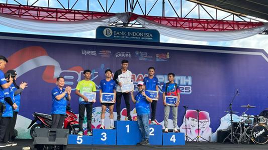Foto : Gubernur Helmi beri hadiah 8K Merah Putih Beach Run 2025
