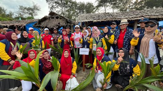 Foto : Penanaman Kelapa di Pantai