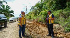 Foto : Wakil Gubernur Bengkulu, Mian, meninjau progres pembangunan jalan Ketahun–Napal Putih