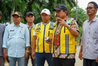 Foto : Wakil Gubernur Bengkulu, Mian, memimpin penentuan titik nol dimulainya pembangunan Jalan Air Muring – Tanjung Harapan 