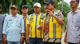 Foto : Wakil Gubernur Bengkulu, Mian, memimpin penentuan titik nol dimulainya pembangunan Jalan Air Muring – Tanjung Harapan 