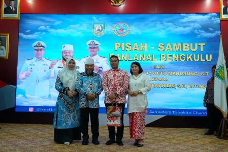 Foto : Gubernur Bengkulu Helmi Hasan hadir melepas Letkol Laut (P) Octo Manurung sekaligus menyambut Letkol Laut (P) Nurwahidin sebagai Komandan Pangkalan TNI Angkatan Laut (Lanal) Bengkulu yang baru.
