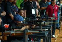 Foto : Gubernur Helmi menembak