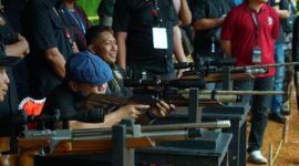 Foto : Gubernur Helmi menembak