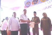 Foto : - Menteri Koordinator Bidang Infrastruktur dan Pembangunan Kewilayahan, Agus Harimurti Yudhoyono (AHY), bersama Wakil Gubernur Bengkulu Mian, Wakil Menteri Agraria dan Tata Ruang (ATR) Ossy Dermawan, serta Wakil Menteri Perhubungan Suntana, menyerahkan sertifikat tanah di Kelurahan Bumi Ayu, Kota Bengkulu