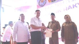 Foto : - Menteri Koordinator Bidang Infrastruktur dan Pembangunan Kewilayahan, Agus Harimurti Yudhoyono (AHY), bersama Wakil Gubernur Bengkulu Mian, Wakil Menteri Agraria dan Tata Ruang (ATR) Ossy Dermawan, serta Wakil Menteri Perhubungan Suntana, menyerahkan sertifikat tanah di Kelurahan Bumi Ayu, Kota Bengkulu