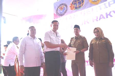 Foto : - Menteri Koordinator Bidang Infrastruktur dan Pembangunan Kewilayahan, Agus Harimurti Yudhoyono (AHY), bersama Wakil Gubernur Bengkulu Mian, Wakil Menteri Agraria dan Tata Ruang (ATR) Ossy Dermawan, serta Wakil Menteri Perhubungan Suntana, menyerahkan sertifikat tanah di Kelurahan Bumi Ayu, Kota Bengkulu
