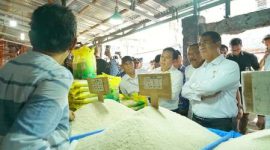 Foto : Menteri Pertanian RI Andi Amran Sulaiman bersama Ketua DPD RI Sultan B. Najamudin dan Wakil Gubernur Bengkulu, Mian, meninjau harga kebutuhan pokok, khususnya beras SPHP (Stabilisasi Pasokan dan Harga Pangan), di Pasar Panorama Kota Bengkulu
