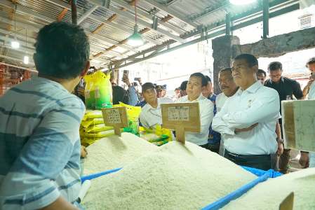 Foto : Menteri Pertanian RI Andi Amran Sulaiman bersama Ketua DPD RI Sultan B. Najamudin dan Wakil Gubernur Bengkulu, Mian, meninjau harga kebutuhan pokok, khususnya beras SPHP (Stabilisasi Pasokan dan Harga Pangan), di Pasar Panorama Kota Bengkulu