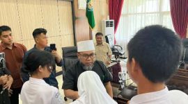 Gubernur Helmi bersama anakl murid SMA