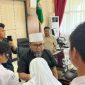 Gubernur Helmi bersama anakl murid SMA