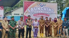 Foto : Anggota DPD RI Apt. Destita Khairilisani, S.Farm., MSM. bersama Bupati Kaur Gusril Pausi secara resmi melaunching pembangunan Kampung Nelayan Merah Putih dan Koperasi Desa Merah Putih di Desa Merpas, Kecamatan Nasal Kabupaten Kaur, Selasa (7/10). 
