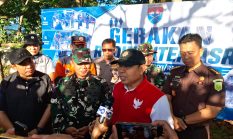 Pemprov Bengkulu dan TNI Bersihkan Pantai Tebar Ribuan Bibit Ikan