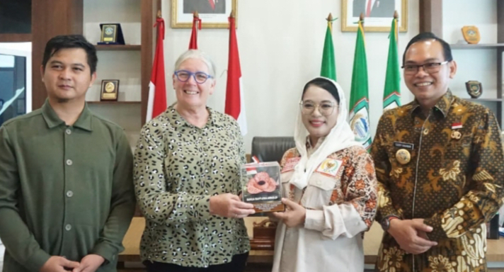 Foto : Tim dari Belanda yang dipimpin Prof. Maya Slingerland bersama Yanda diterima Bupati Seluma, Teddy Rahman, dan Senator DPD RI asal Bengkulu, Destita Khairilisani. 
