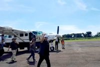 Foto : Gubernur Bengkulu Helmi Hasan usai turun dari pesawat rute Enggano-Bengkulu