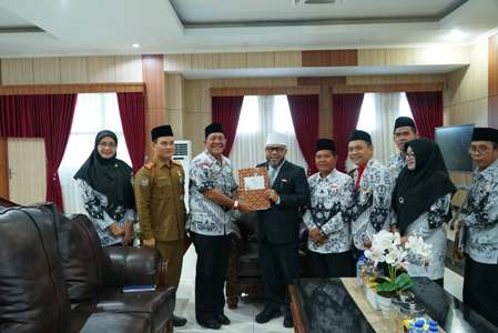 Foto : Gubernur Bengkulu, Helmi Hasan, menerima audiensi Ketua Persatuan Guru Republik Indonesia (PGRI) Provinsi Bengkulu, Hariyadi, beserta jajaran pengurus di ruang kerja Gubernur