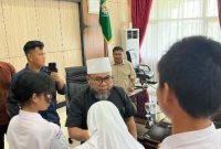 Gubernur Helmi bersama anakl murid SMA