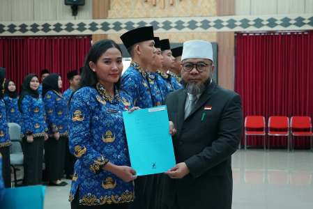 Foto : Penyerahan SK
