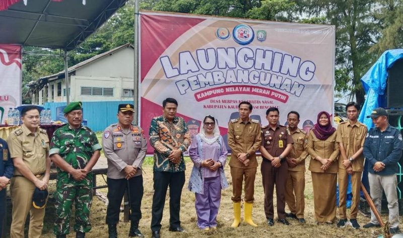 Foto : Anggota DPD RI Apt. Destita Khairilisani, S.Farm., MSM. bersama Bupati Kaur Gusril Pausi secara resmi melaunching pembangunan Kampung Nelayan Merah Putih dan Koperasi Desa Merah Putih di Desa Merpas, Kecamatan Nasal Kabupaten Kaur, Selasa (7/10). 