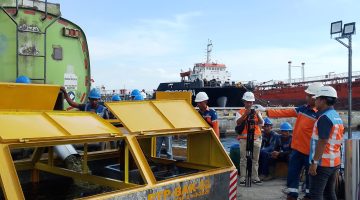 Inovasi Drop Tank Percepat Layanan Kargo Curah Cair di Pelabuhan Pulau Baai Bengkulu